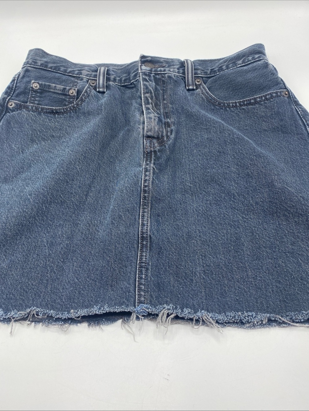 Levis High Rise Fray Cut Hem Black Jean Skirt Y2K Size 29 Denim - Picture 3 of 9